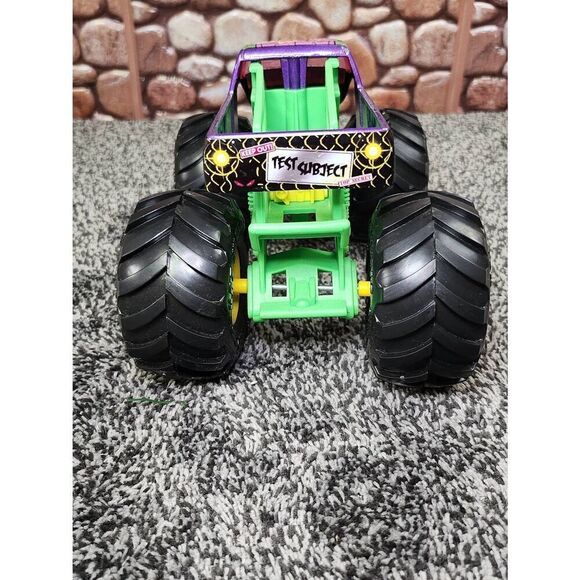 Hot Wheels Monster Truck Giant Wheels Jam "Test Subject " 1:24 #A39 - Picture 4 of 11